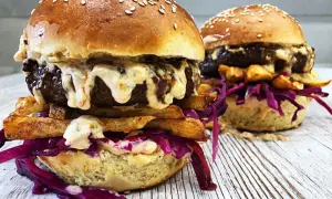 Jak usmażyć burgera na patelni, by uniknąć wysuszenia mięsa