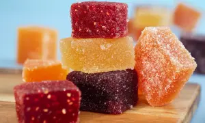 Délicieuses pâtes de fruits fait maison, colorées et enrobées de sucre, prêtes à être dégustées.