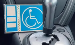 Segnaletica per disabili in auto, utile per contestare una multa per mancata esposizione contrassegno.