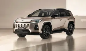 Nowa RAV4 w kolorze piaskowym z czarnym dachem i felgami. Nowoczesny design z charakterystycznym grillem i ostrymi światłami.