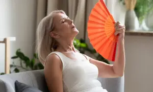 Menopauza: Co naprawdę wywołuje uderzenia gorąca?