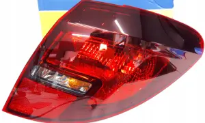 Tylna lampa zespolona do Opel Meriva B. Czerwona, z pomarańczowym kierunkowskazem. W zestawie z pudełkiem.