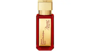 Elegancka, czerwona butelka perfum Maison Francis Kurkdjian Baccarat Rouge 540 ze złotą nakrętką.