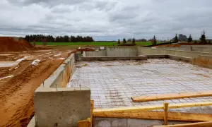 Ile stali na fundament 100m²? Szacunki, koszty, uniknij błędów!
