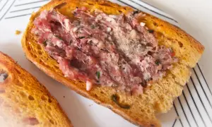 Grzanki z gęsią, idealne na szybką przekąskę. Ten okrasa z gęsi przepis jest prosty i pyszny.