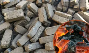 Stos torfowego brykietu, a w tle żarzący się ogień. Co lepsze brykiet torfowy czy drzewny?