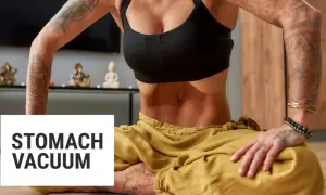 Femme pratiquant le stomach vacuum, une technique de respiration profonde pour sculpter les abdominaux.