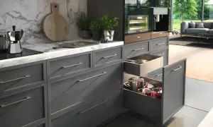 Szuflady w kuchni DIY: Przerób szafki i zyskaj idealny porządek!
