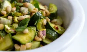 Salade de courgettes froides: mes astuces pour une texture parfaite