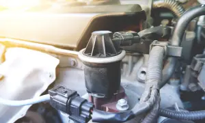 Válvula EGR de un coche, con su conector eléctrico. El p0401 seat indica un problema en este componente.