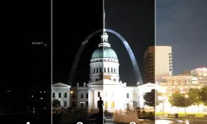 Czworokrotne bracketing ekspozycji nocnej sceny z łukiem Gateway Arch i budynkami.