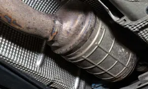 Zardzewiały element układu wydechowego, prawdopodobnie filtr DPF. Sprawdź czyszczenie DPF cena, by przywrócić sprawność.