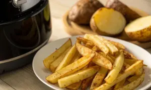 Frytki z surowych ziemniaków w Air Fryerze: Chrupiące jak z restauracji?
