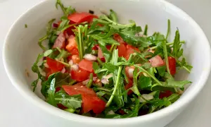 Mediterraner Rucola-Tomaten-Salat: Einfaches Rezept & Tipps