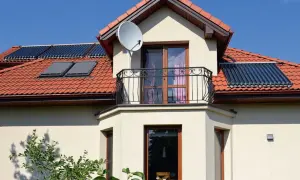 Wyjątkowy wykusz co to? To część domu wystająca na zewnątrz, z oknami i balkonem, na dachu kolektory słoneczne.