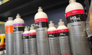 Butelki z pastą polerską Koch Chemie, w tym Heavy Cut H9.02 i Micro Cut & Finish P3.01, stoją na półce.