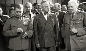 Stalin, Truman i Churchill na zdjęciu. Stalin, mimo swojego wzrostu, wydaje się dominować.