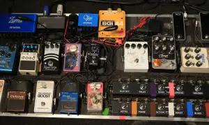 Mnóstwo efektów gitarowych, od Strymon po Boss, tworzy skomplikowany system do kształtowania brzmienia.