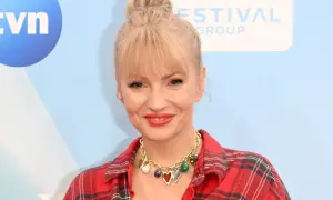 Uśmiechnięta Dorota Szelągowska w czerwonej koszuli w kratę, z naszyjnikiem w kształcie serc. Ile lat ma Dorota Szelągowska?