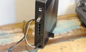 Czarny router z portami ETH i USB, podłączony do zasilania. To nasz nowy funbox 6, gotowy do pracy.
