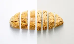 Pokrojony chleb z ziarnami, idealny do pieczenia w piekarniku z termoobiegiem.