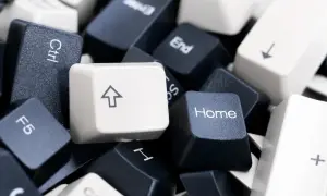 Klawisze klawiatury: Home, Strzałka w górę, Ctrl, F5. Wyobraź sobie, że to klucz do domu, a shift na klawiaturze pomoże Ci go otworzyć.