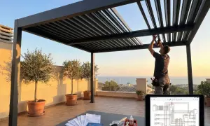 Instalación de una **pérgola bioclimática que es** un techo moderno con lamas ajustables, ideal para disfrutar del exterior.