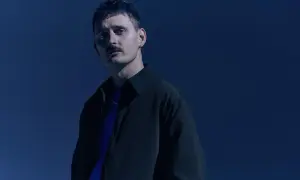 Dawid Podsiadło w granatowej stylizacji, promujący swoje nowe płyty.