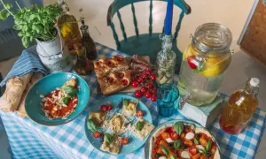 Włoska kolacja dla przyjaciół: focaccia, ravioli, pizza, pomidorki, bazylia i domowa lemoniada. Smacznego!