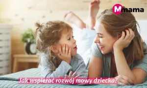 Mama rozmawia z córką, wspierając rozwój mowy. Jak wyeliminować echolalię?