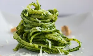 Makaron z najlepszym pesto, posypany parmezanem.