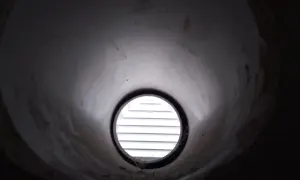 Widok z wnętrza komina na dwie kratki wentylacyjne.