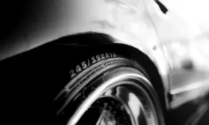 Błyszczące felgi z oponami 245/35R18. Szerokość felgi wpływa na wygląd i prowadzenie auta.