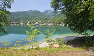 Türkisblaues Wasser, Berge und Häuser am Ufer – ein idyllisches Bild, das man als bayerische Karibik bezeichnen könnte.