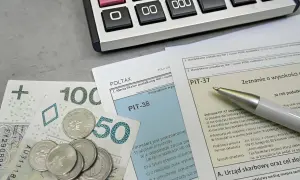 Zestawienie dokumentów podatkowych PIT-37 i PIT-38, pieniądze i kalkulator. Czas na rozliczenie zaliczki na podatek dochodowy.