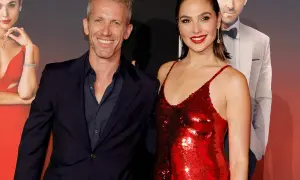 Gal Gadot w czerwonej sukni obok męża, Yaron Varsano, na premierze filmu.
