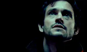 Will Graham z obsady "Hannibala" wpatrzony w niebo, zamyślony.