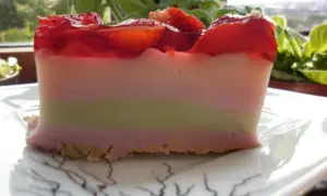 Prosty przepis na sernik na zimno z serków homogenizowanych i galaretki bez pieczenia