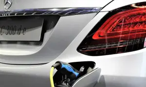 Parte posteriore di un'auto ibrida Mercedes C 300 de in carica. La manutenzione di un'auto ibrida è fondamentale.