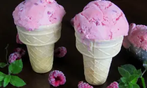 Prosty przepis na domowe lody malinowe – idealna konsystencja bez maszyny
