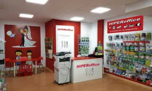 Tienda HiperOffice con productos de papelería. Un ejemplo de negocios rentables sin inversión inicial alta, ideal para emprendedores.