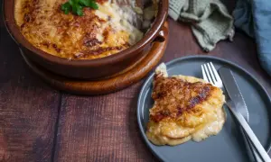Ein goldbraunes Kartoffelgratin mit Käse überbacken, bereit zum Servieren. Dieses Kartoffelgratin Rezept ist ein Genuss!