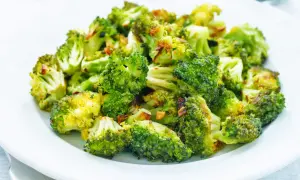 Brocolis rôtis, croustillants et dorés, parfaits pour une recette facile et saine.