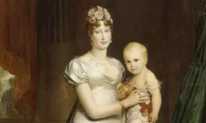 Marie-Louise d'Autriche, impératrice, tient son fils, le roi de Rome, dans ses bras. Elle porte une robe blanche et une couronne de fleurs.