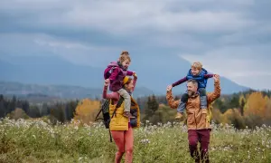 Rodzina na spacerze po jesiennych Tatrach. Idealny szlak w Zakopanem z dzieckiem to taki, gdzie maluchy siedzą na barana, podziwiając widoki.