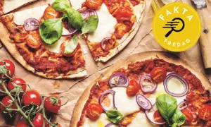 Två läckra pizzor med tomatsås, mozzarella, körsbärstomater, rödlök och basilika. Perfekt för en fredagsmyskväll!