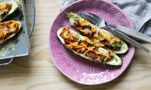 Fyllda zucchinihalvor med köttfärs och ost, ett läckert zucchini recept.