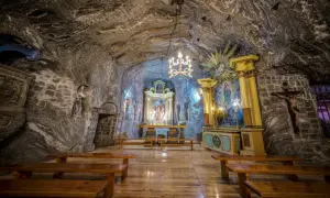Kaplica w królewskich kopalniach soli w Wieliczce i Bochni. Wnętrze wykute w soli, z ołtarzem, ławkami i żyrandolem.