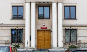 Budynek Ministerstwa Sprawiedliwości z kolumnami i dwuskrzydłowymi drzwiami.