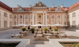 Dawne opactwo odzyskało blask, oferując gościom hotelowym i kulturalnym eleganckie patio z widokiem na zabytkową architekturę.